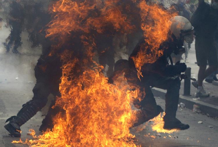 Urobetjente er blevet ramt af en molotovcoctail under de voldsomme uroligheder i Athen. 