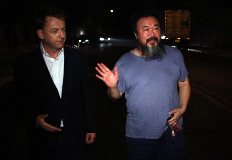 Bøde. sidste uge blev den kinesiske kunstner og menneskeretaktivist Ai Weiwei løsladt - men glæden blev kort. 