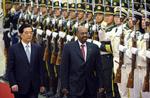 Velkommen. Sudans præsident, Omar al-Bashir, skridter æresgarden af sammen med Kinas præsident, Hu Jintao. 