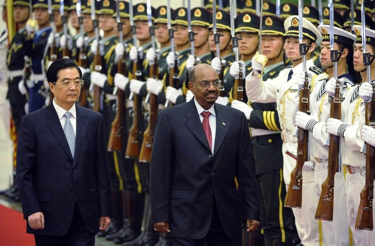 Velkommen. Sudans præsident, Omar al-Bashir, skridter æresgarden af sammen med Kinas præsident, Hu Jintao. 