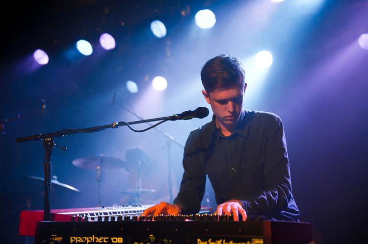 Klubmusik. Inden James Blake på lørdag giver koncert på årets Roskilde Festival, kan man høre hans soulede basmusik få ensomheden  til at vibrere hos den canadiske rapper i mash-up-projektet 'James Drake'.  Foto: Helle Arensbak 