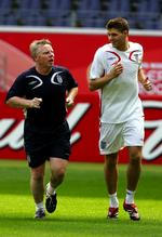 afsked. Assistenttræner Sammy Lee (tv) varmer op med Liverpools stjernespiller, Steven Gerrard. 
