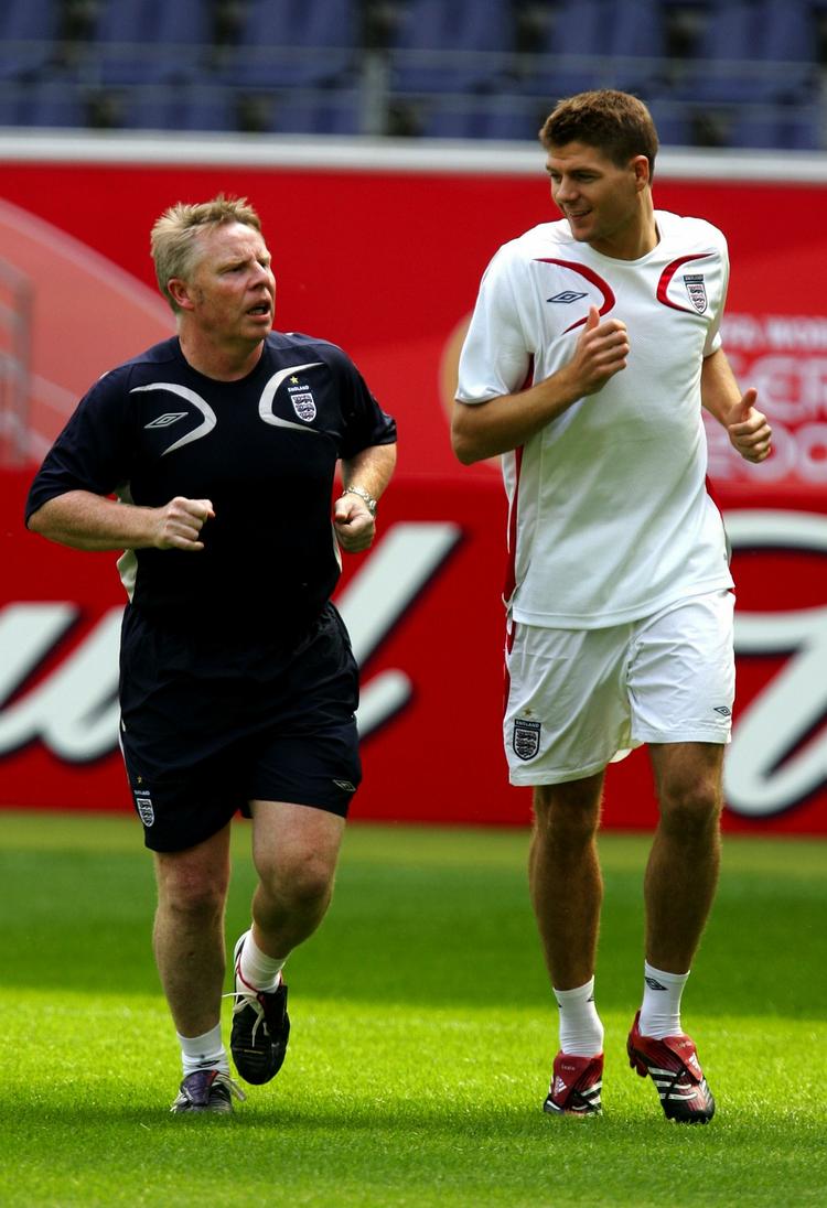 afsked. Assistenttræner Sammy Lee (tv) varmer op med Liverpools stjernespiller, Steven Gerrard. 