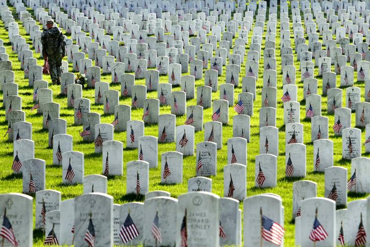 Kaos. Resterne af otte lig er blevet fundet i den samme grav på Arlington National Cemetary ved Washington D.C. 