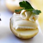 Nye kartofler med brie, popkorn og persille 
