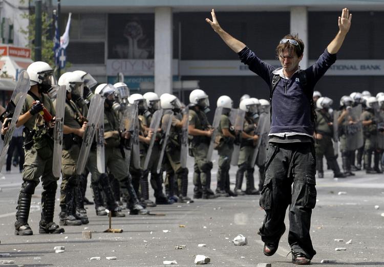 Uro. På gaden i Athen har der flere gange været kampe mellem politi og demonstranter. 