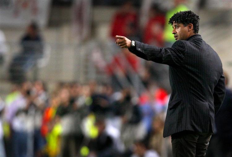 Frank Rijkaard i spidsen for Barcelona under kampen mod Murcia i går. 