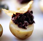 Nye kartofler med oliventapenade og chips 