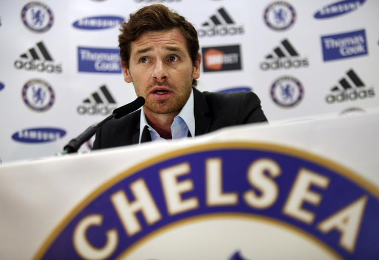 holdånd. Andre Villas-Boas blev i dag præsenteret som Chelseas nye træner på et pressemøde. 