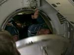 Evakuering. Astronauter måtte søge ly i denne rumkapsel, da farligt rumaffald kom historisk tæt på rumstationen. 