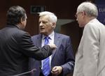 Lettelse. Jose Manuel Barroso (t.v.) og Herman van Rompuy (t.h.) glæder sig over ja'et i det græske parlament. Her er de i samtale med Europa-parlaments formand Jerzy Buzek. 