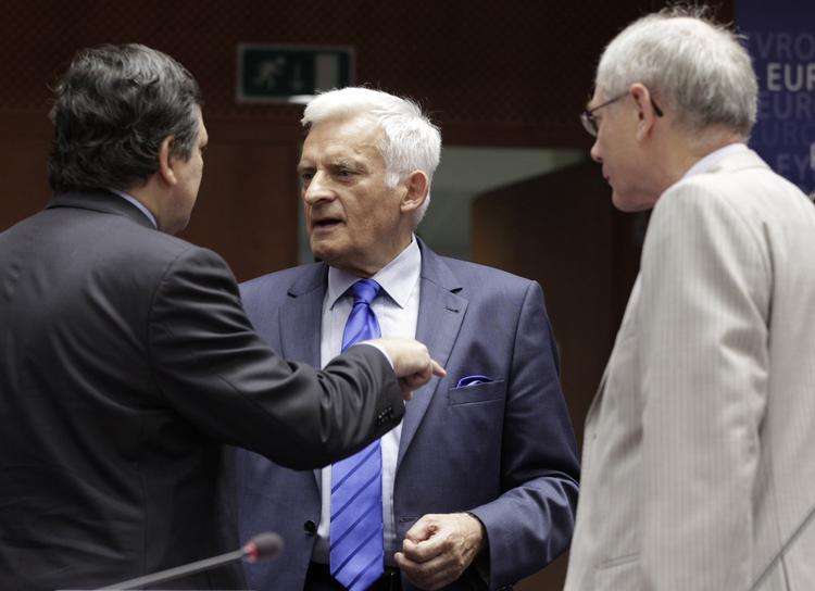 Lettelse. Jose Manuel Barroso (t.v.) og Herman van Rompuy (t.h.) glæder sig over ja'et i det græske parlament. Her er de i samtale med Europa-parlaments formand Jerzy Buzek. 