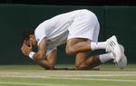 Sensation. Jo-Wilfried Tsonga har svært ved at forstå, at han netop har sendt Roger Federer ud af Wimbledon. 