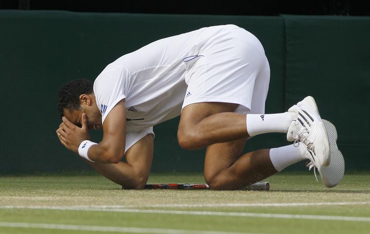 Sensation. Jo-Wilfried Tsonga har svært ved at forstå, at han netop har sendt Roger Federer ud af Wimbledon. 