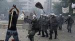 Kamp. Med sten og tåregas som våben kæmper demonstranter og politi fortsat i Athens gader. 
