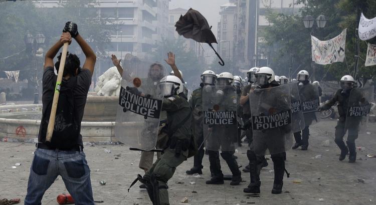 Kamp. Med sten og tåregas som våben kæmper demonstranter og politi fortsat i Athens gader. 