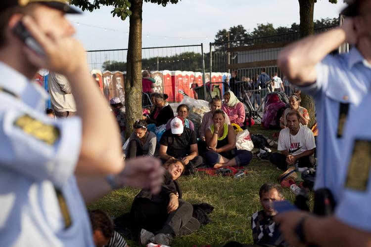 Roma-raid. Seks politimænd tjekkede til aften papirer og pas på 25 romaer. 