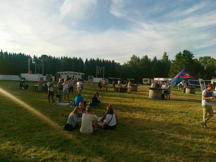 Stille. På trods af det begrænsede fremmøde har Love Camp de sidste dage skruet helt op for musikken og gennemført festivalen som planlagt. Arrangøren forventer 5.000 gæster på fredag. 