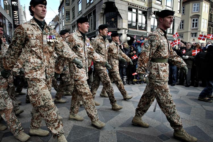 Straf. En sergent fra det seneste Afghanistan-hold, Hold 10, som ses netop hjemvendt på billedet, anklages for at have opkrævet dummebøder i Camp Bastion i Helmand-provinsen i det sydlige Afghanistan. 