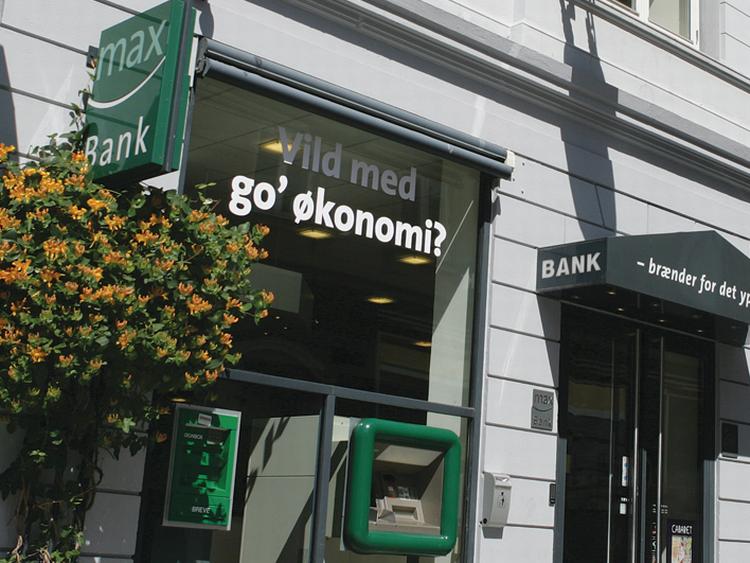 Max Banks afdeling i Slagelse. Selvom den og en stribe andre småbanker har det hårdt, bør almindelige kunder ikke skifte bank, lyder rådet fra to privatøkonomiske rådgivere. 