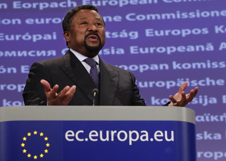 frustration. Den Afrikanske Unions kommissionschef, Jean Ping, er stærkt utilfreds med, at Frankrig har forsynet oprørsgrupper i Libyen med våben. 