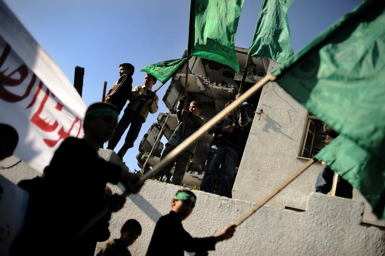 Demokrati? Selv de frie og ret demokratiske samfund i Mellemøsten bliver testet i disse tider. Eksempelvis skaber Hamas (billedet) problemer for det palæstinensiske statsapparat. 