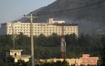 Angrebet. Røg rejser sig fra Hotel Intercontinental i Kabul, der er fotograferet under angrebet i onsdags. 