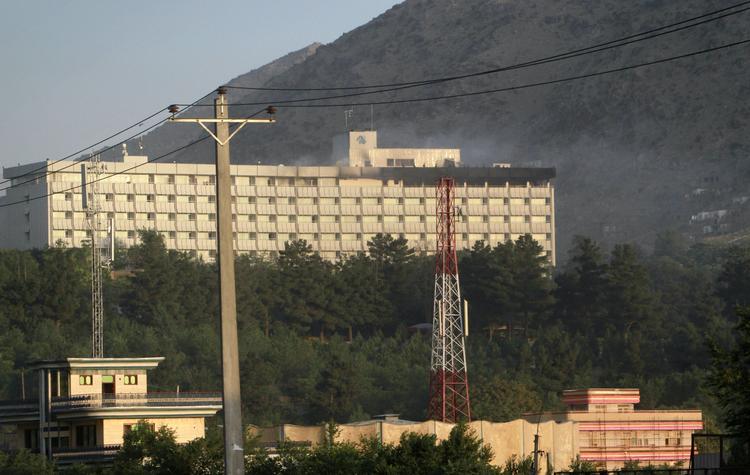 Angrebet. Røg rejser sig fra Hotel Intercontinental i Kabul, der er fotograferet under angrebet i onsdags. 