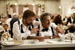 Barney. Man kan undre sig over, at kvinderne falder  for den alkoholiserede og grovmundede tv-producent Barney Panofsky (Paul Giamatti). Her sammen med politibetjenten Izzy (Dustin Hoffmann). 