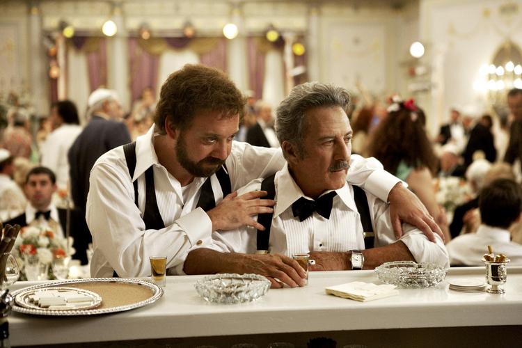 Barney. Man kan undre sig over, at kvinderne falder  for den alkoholiserede og grovmundede tv-producent Barney Panofsky (Paul Giamatti). Her sammen med politibetjenten Izzy (Dustin Hoffmann). 