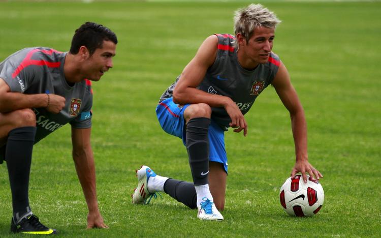 eftertragtet. Fabio Coentrao (th) i snak med en anden portugiser, Real Madrids Cristiano Ronaldo, under en landsholdssamling. 