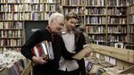 sensommer. Som skuespiller har Christopher Plummer en smuk sensommer. Det får hans pensionerede museumsinspektør Hal også i Mike Mills far-søn historie 'Beginners'. Sønnen Oliver (th.)spilles af Ewan McGregor. 