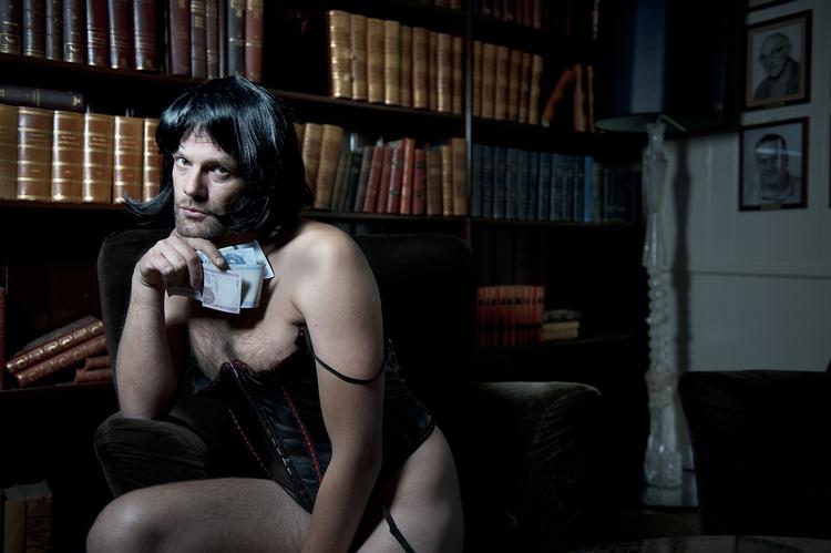 I 'Smukke mennesker' møder vi fire frustrerede mennesker, der alle længes efter kærlighed, og som bl.a. drømmer om at udforske erotikkens ydergrænser. På billedet er Munch-Fals selv, der understreger en pointe om, at det bizarre er en helt normal drift. 