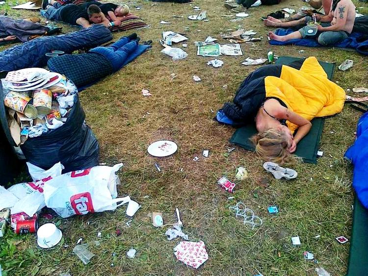 Omkuld. Mange af de trætte Roskilde-gæster har lagt sig til at sove udendørs, da teltene bliver for varme, så snart solen er fremme. 