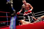 udbokset. Mikkel Kessler har slået franske Mehdi Bouadla i gulvet under kampen i Parken. 