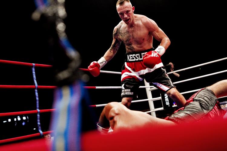 udbokset. Mikkel Kessler har slået franske Mehdi Bouadla i gulvet under kampen i Parken. 
