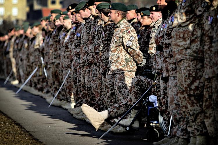 parade. Sådan så det ud, da soldaterne på Hold 10 vendte hjem fra Afghanistan. Nu anklages en af soldaterne for at inkassere dummebøder blandt kammeraterne. (arkiv) 