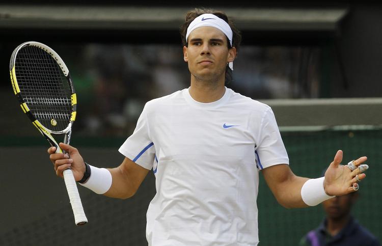 skadet. Rafael Nadal får en indsprøjtning at spille på i kampen mod Andy Murray, som også humpede i kvartfinalen efter et vrid i foden. 