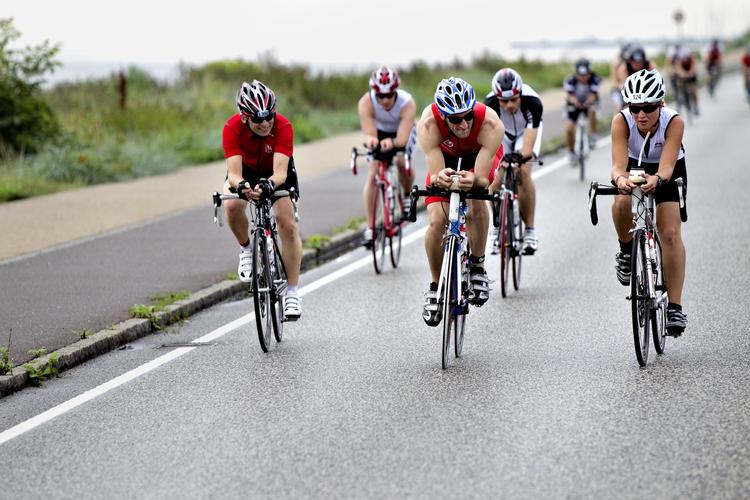 FARETRUENDE. Fire triatleter kom alvorligt til skade på Challenge Copenhagen-ruten i søndags. I tri-miljøet opfordrer man cyklisterne til at køre mere besindigt, når det bare gælder træning. Triatleterne på billedet har intet med den konkrete sag at gøre. 