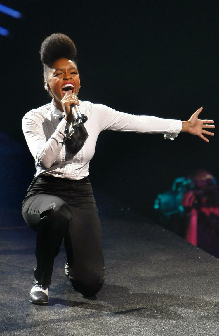 Original. Hun stepper rundt på scenen som en kvindelig Sammy Davies Jr., snurrer som James Brown og er sexet som Grace Jones med puls. Janelle Monáe har taget røven på hele verden med sin energiske, originale live-optræden. 