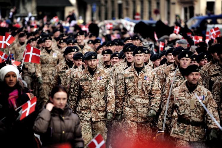 Hjemvendte. Soldater fra Hold 10 gik gennem det indre København tidligere på året, efter at de var vendt hjem fra Afghanistan. Det er soldater fra dette hold, som angiveligt er blevet tvunget ti lat betale dummebøder. 
