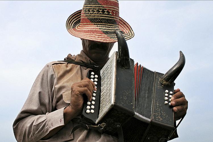 Forbandet. Spillemanden Ignacio (billedet) vil helst slippe af med den fandens trækharmonika, men talent er en forpligtelse, man ikke lige kan sno sig ud af. 