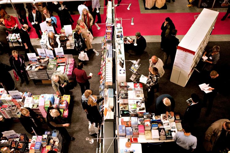 Bogforum. Her ses et udsnit af sidste års bogforum. Den trange plads for nu messen til at flytte til større omgivelser. 