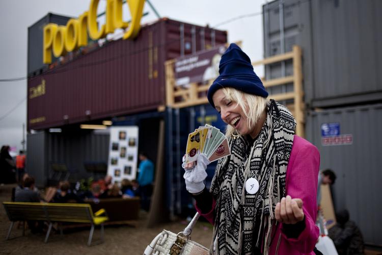 Hjemløs. Hjemløsespillet skal give spillerne på Roskilde Festival indsigt i, hvad det vil sige at leve på gaden. 