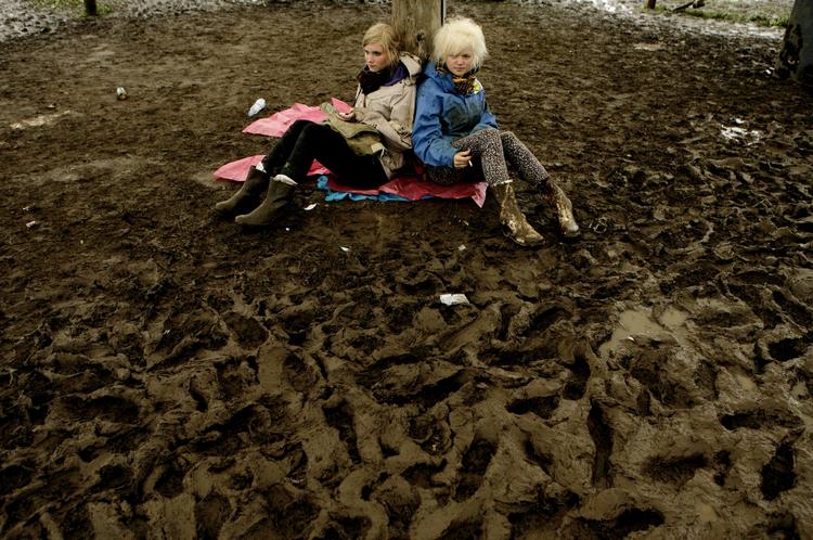 Roskildesmat. Så slemt som i 2007 bliver det ikke i år, men de næste tre dage byder på adskillige byger. Regnvejret afholder dog ikke roskildegæsterne fra at feste. 