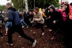 Åben. En af festivalens sikkerhedsvagter måtte springe hurtigt til siden for ikke at blive løbet over ende, da Roskilde åbnede. 