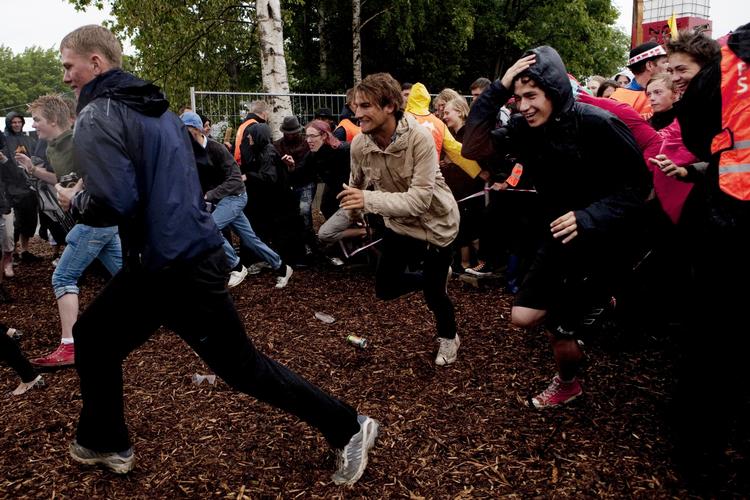 Åben. En af festivalens sikkerhedsvagter måtte springe hurtigt til siden for ikke at blive løbet over ende, da Roskilde åbnede. 