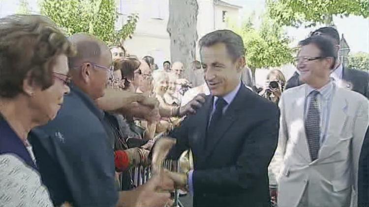 Overfald. Nicolas Sarkozy slap med skrækken, da en mand forsøgte at hive fat i ham. 