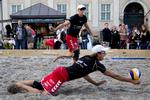 flyvende. Mellem VM og World Cup-stævnet i Stavanger nåede Bo Søderberg og Anders Hoyer lige forbi København til en opvisningsturnering på Kongens Nytorv. 