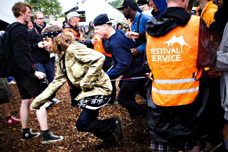 Kapløb. Sluserne blev endelig åbnet for de omkring 700 spændte festivalgæster i dag. Det traditionsrige kapløb mod Orange Scene endte klokken fem i en overbevisende sejr til Bjørn Skeel-Gjørling. 